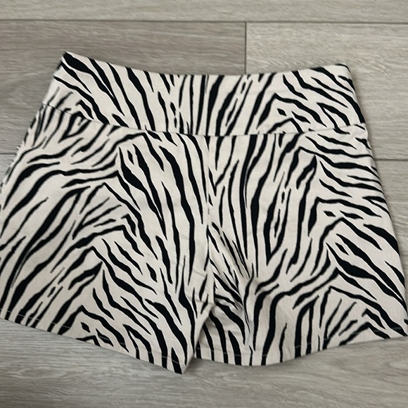 INC Shorts - Picture 2 of 4